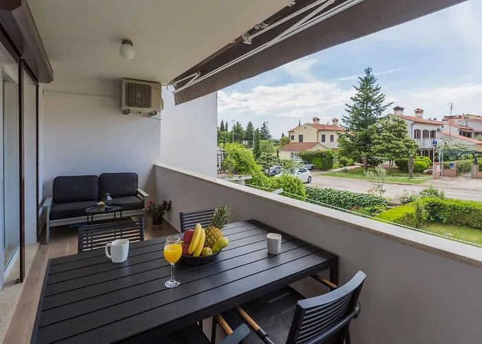 Strandnahes Apartment In Porec Fuer 4 Personen
